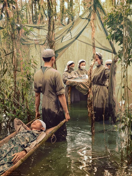 1970年9月15日,柬埔寨民族游击分子Danh Son Huol在金瓯半岛沼泽里一间简陋的手术室处理伤口。(Courtesy of Marina Amaral)