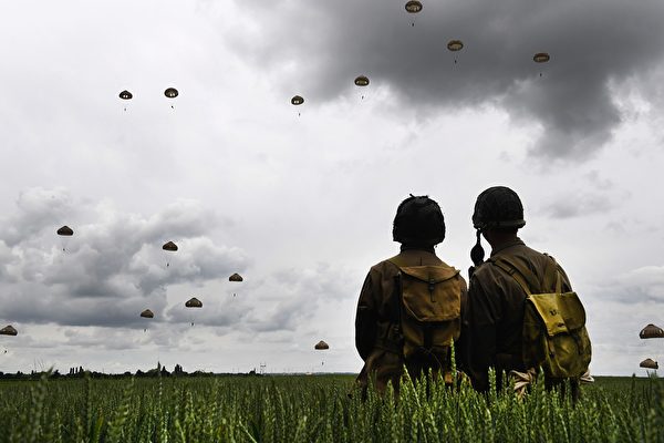 2019年6月5日,诺曼底登陆75周年纪念活动期间,法国和英国空军在法国西北部表演跳伞。(FRED TANNEAU/AFP/Getty Images)